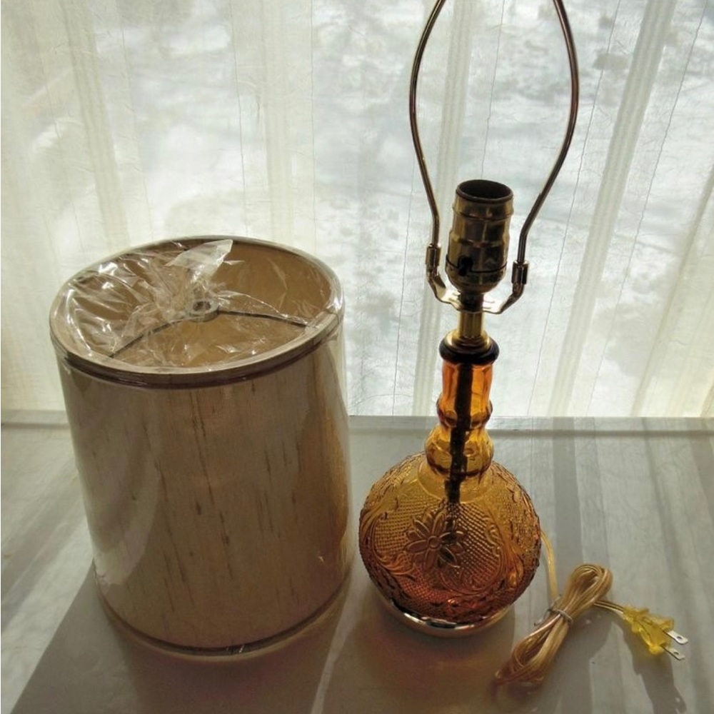 ISO: TIARA INDIANA GLASS AMBER SANDWICH CLASSIC VINTAGE LAMP